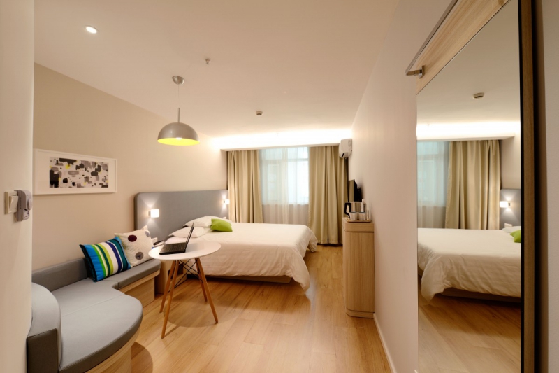 hotel-ROUBION-min_hotel_guest_room_new-634601